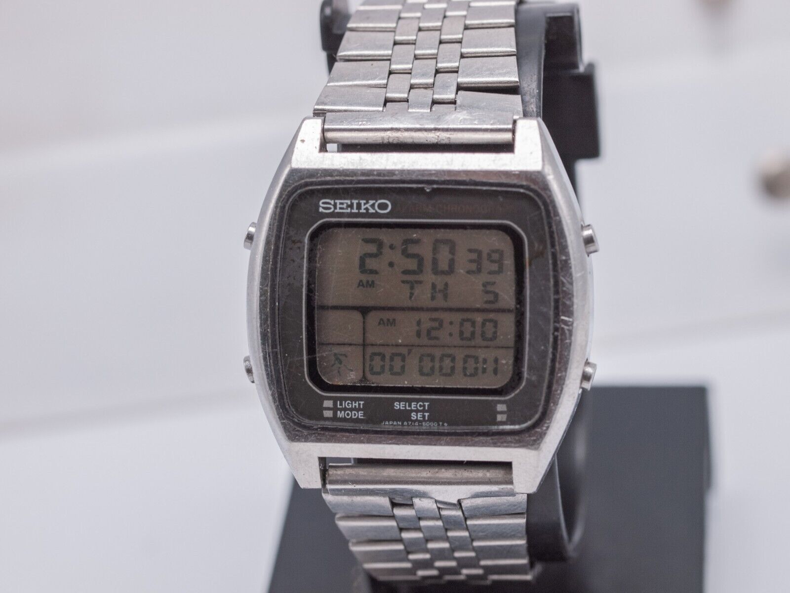 1984 Seiko A714 5009 Men s 36mm LCD Running Man Chrono Watch