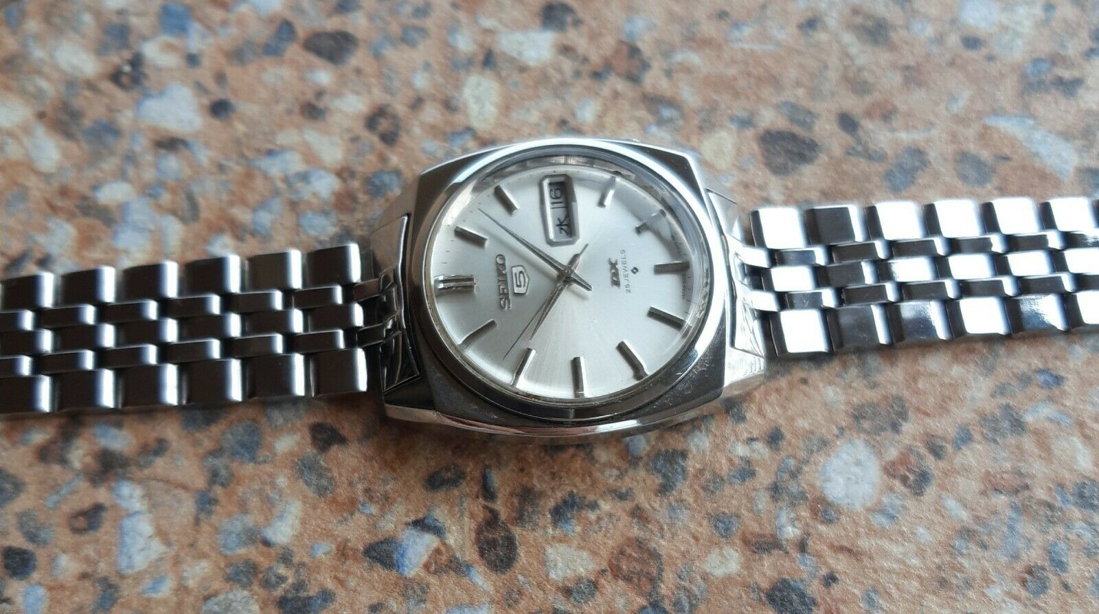 Vintage Seiko 5 DX 25 Jewels Automatic 6106 7050 September 1968 35