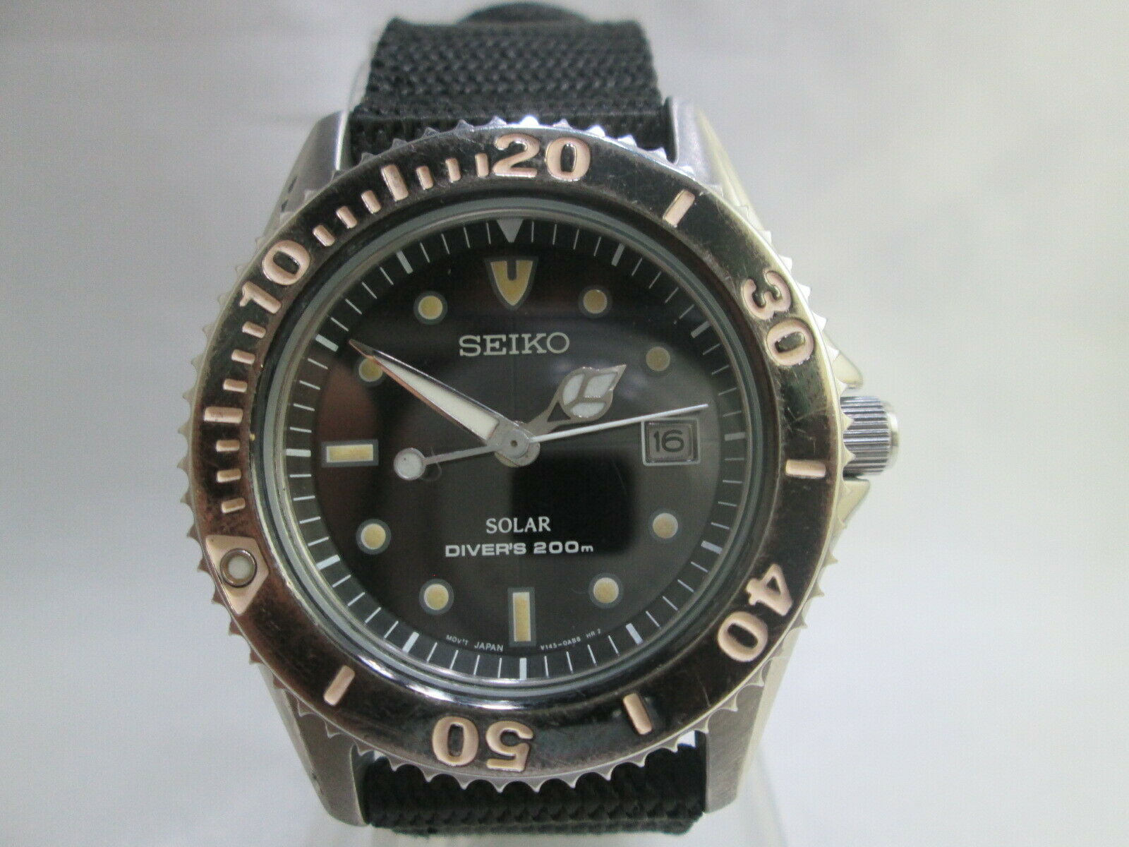 SEIKO SOLAR 200M V145-0AA0 STAINLESS STEEL DATE QUARTZ MENS DIVER 