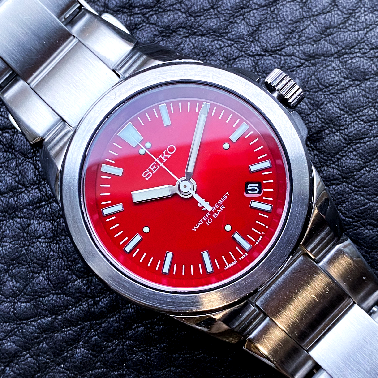 完動 SEIKO「S」サス シャインレッド文字盤 7N32-0B70 クォーツ SEIKO SUS 7N32-0B70 VINTAGE PILOT (QUARTZ VARIANT OF 4S15-7020