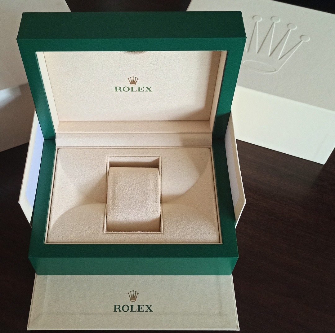 Rolex Medium Box (Oyster M 39139.04) Complete with Outer Box and