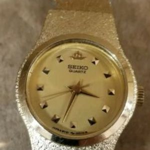 Seiko 8Y21-0020 Vintage Women's Watch Golden Analog Dial Gold Tone Case  Quartz | WatchCharts