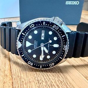 a vintage black dialled gents seiko quartz watch -6431-5110