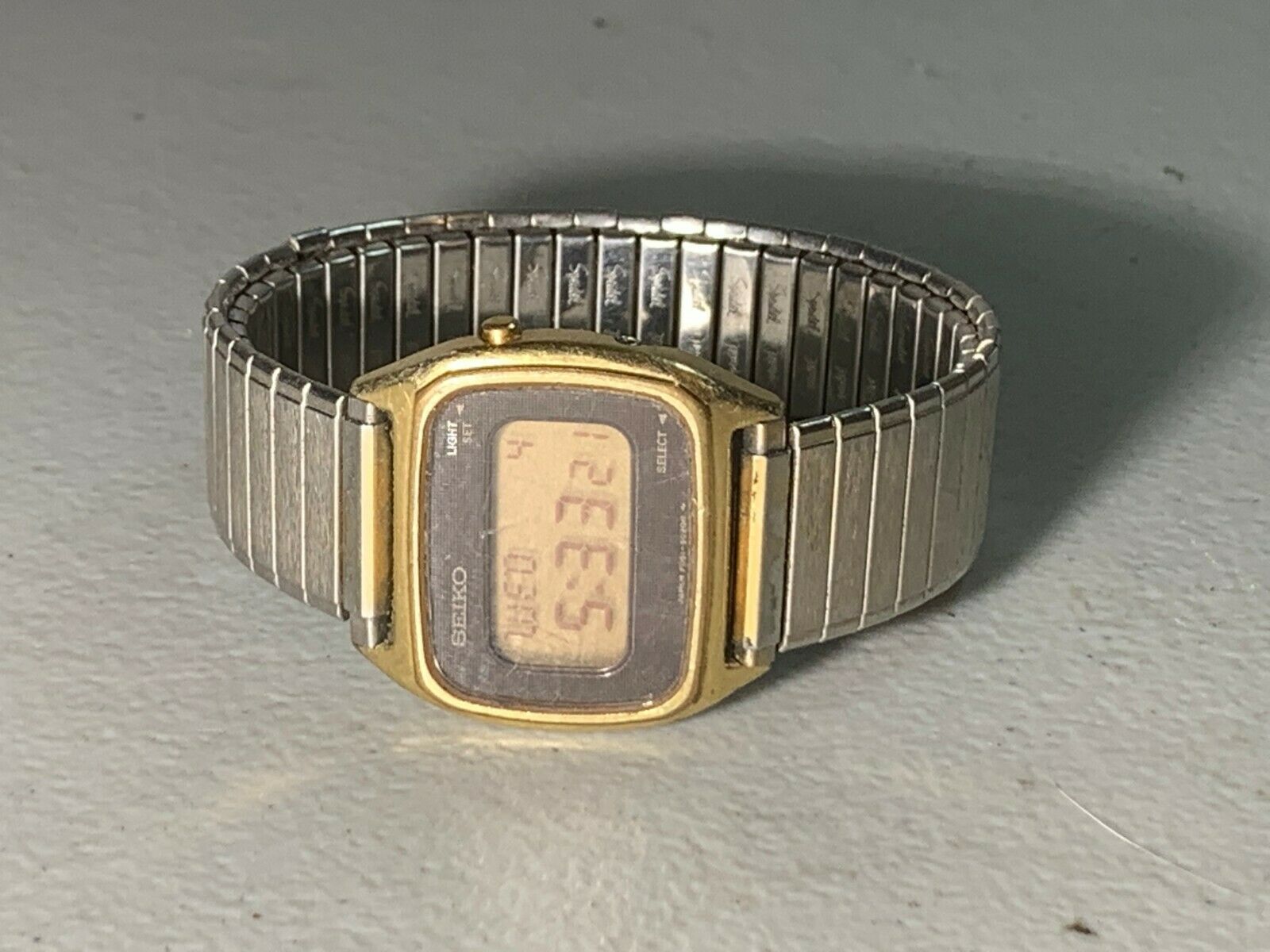 VINTAGE MENS SEIKO GOLDEN THIN DIGITAL QUARTZ WATCH F051 5029