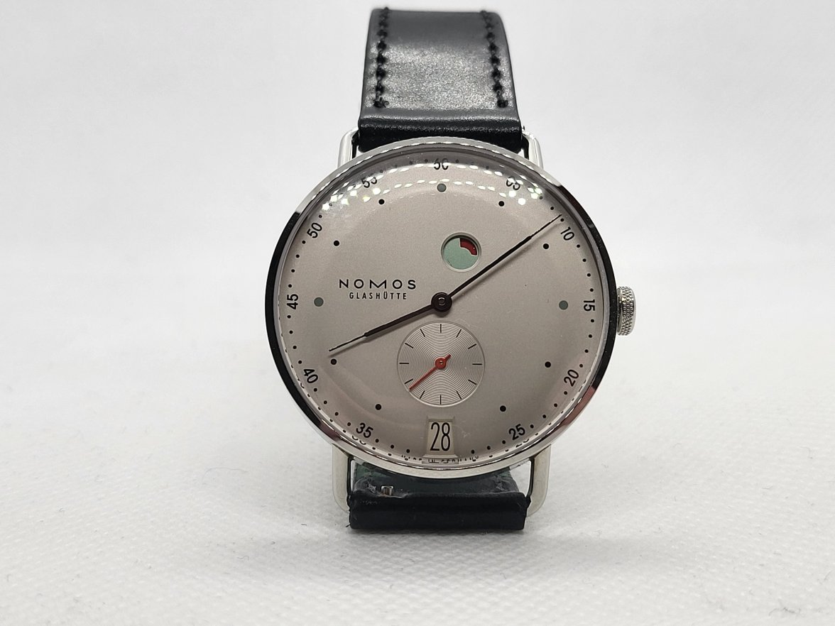 Nomos metro store power reserve