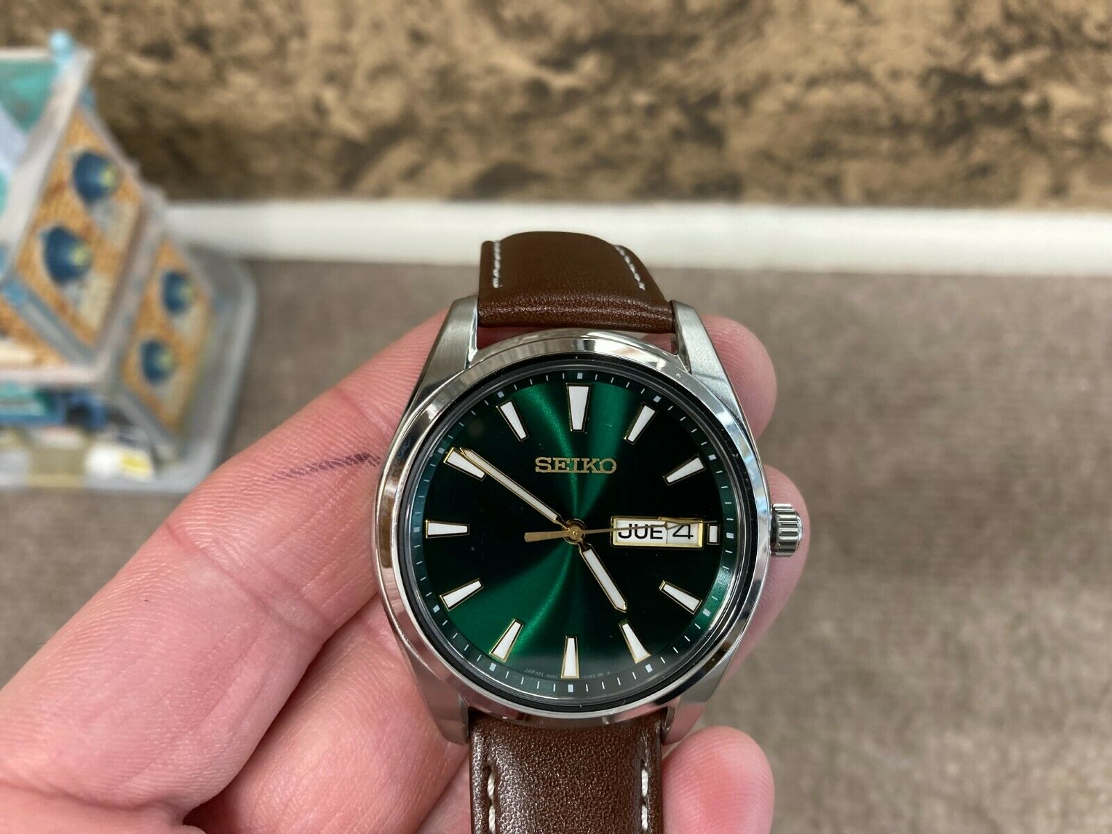 Seiko Green Dial Day And Date Leather Strap Watch SUR449