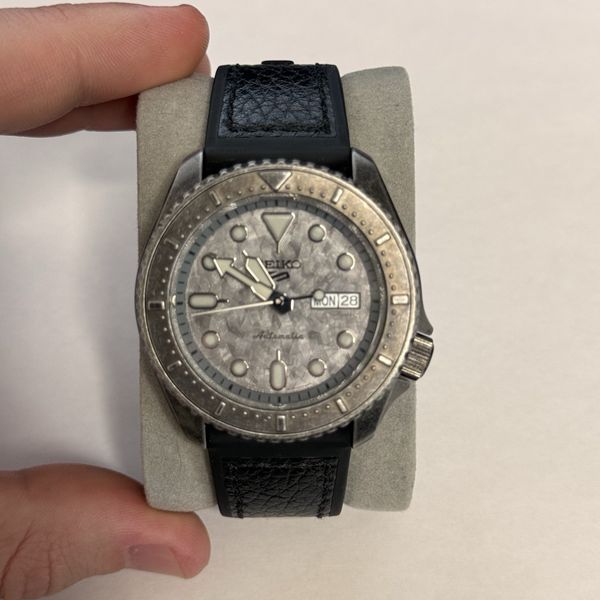 Orologio Automatico SEIKO 5 Sports SRPE79 - Quadrante Grigio, Cassa 42.5 Mm, Cinturino In Pelle, 24 Rubini, Impermeabile 100m