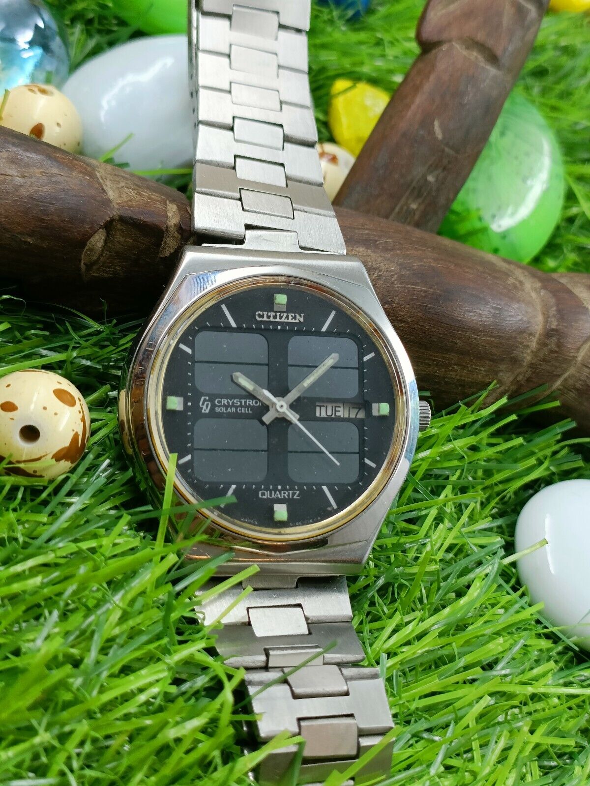 Solar discount cell watch