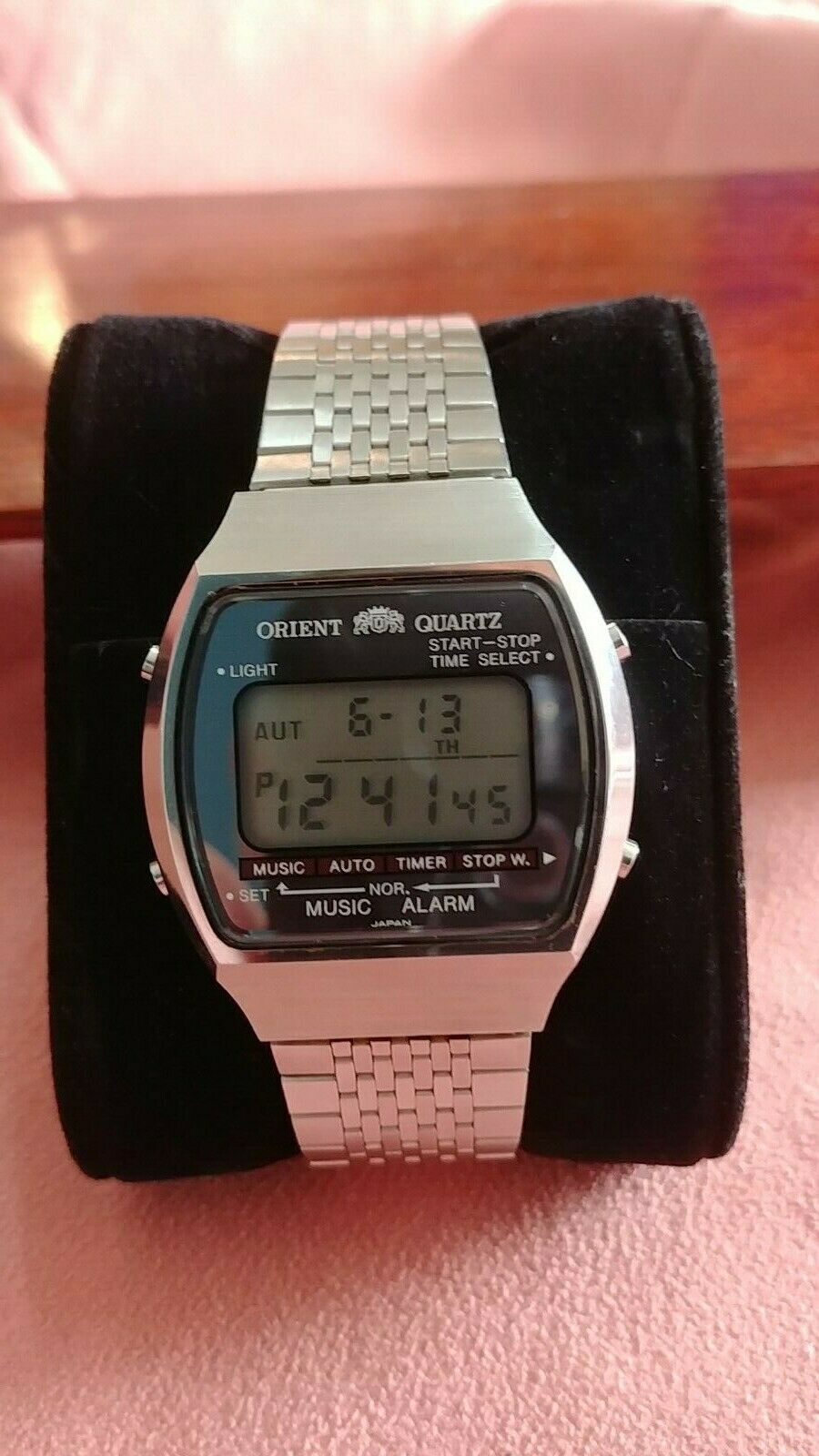 Orient lcd music alarm melody watch mirror dial. 700101-40 LP