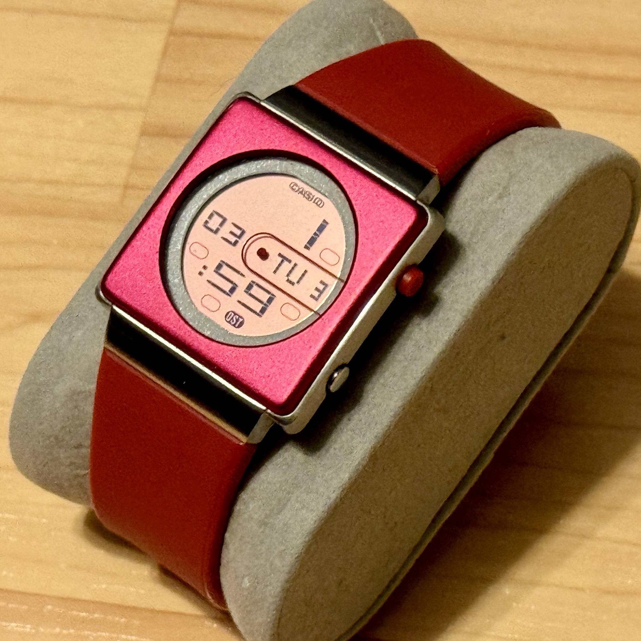 WTS] Casio Futurist LA-2001-4A Digital Watch 2999 Module Pink LCD