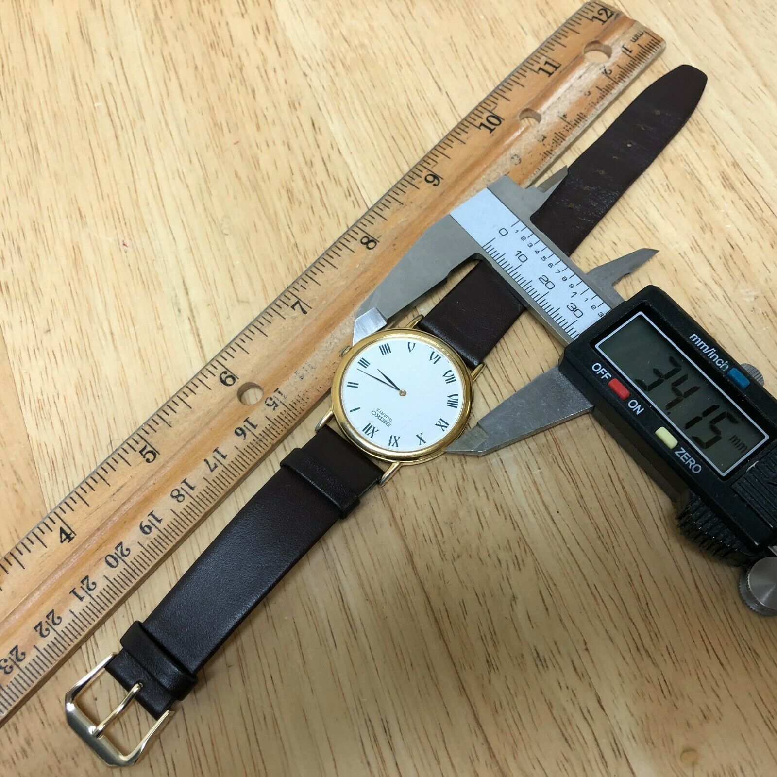 Vintage Seiko 7N00-8A00 Mens Slim Roman Analog Quartz Watch Hours 