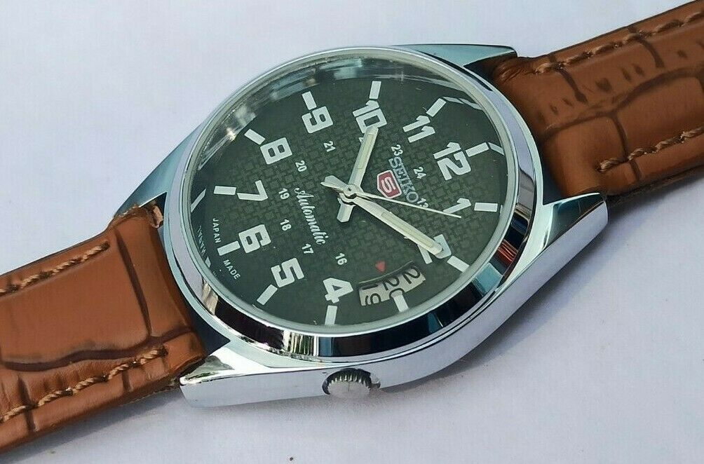 SEIKO 5 DAY DATE AUTOMATIC GREEN COLOR DIAL NUMERIC FIGURE JAPAN