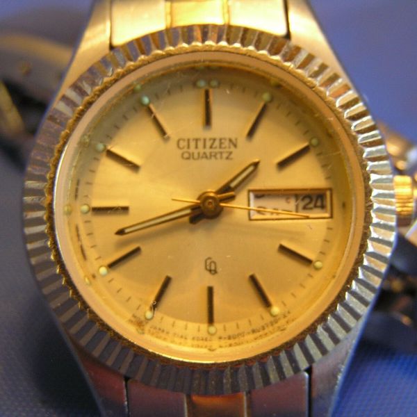 3pt8 VINTAGE CITIZEN LADIES QUARTZ WATCH STAINLESS & GOLD TONE DAY DATE