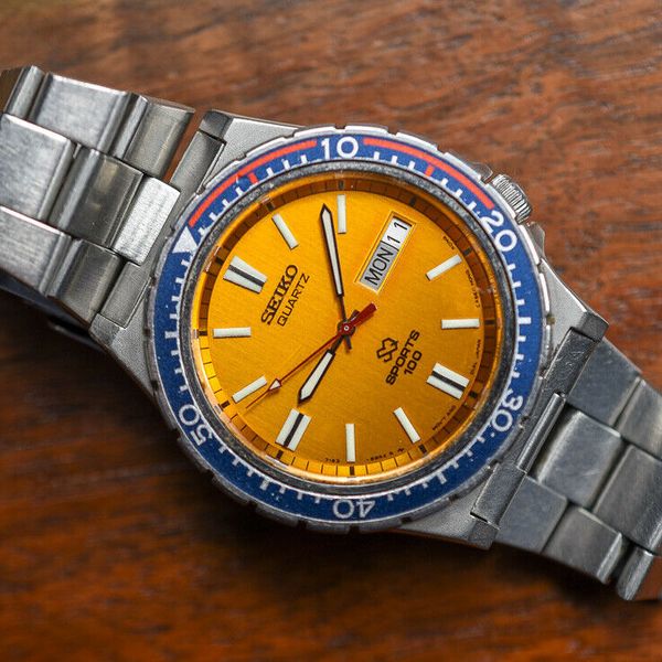 Vintage SEIKO Quartz Sports 100 Diver Stainless Watch Luminous Dial