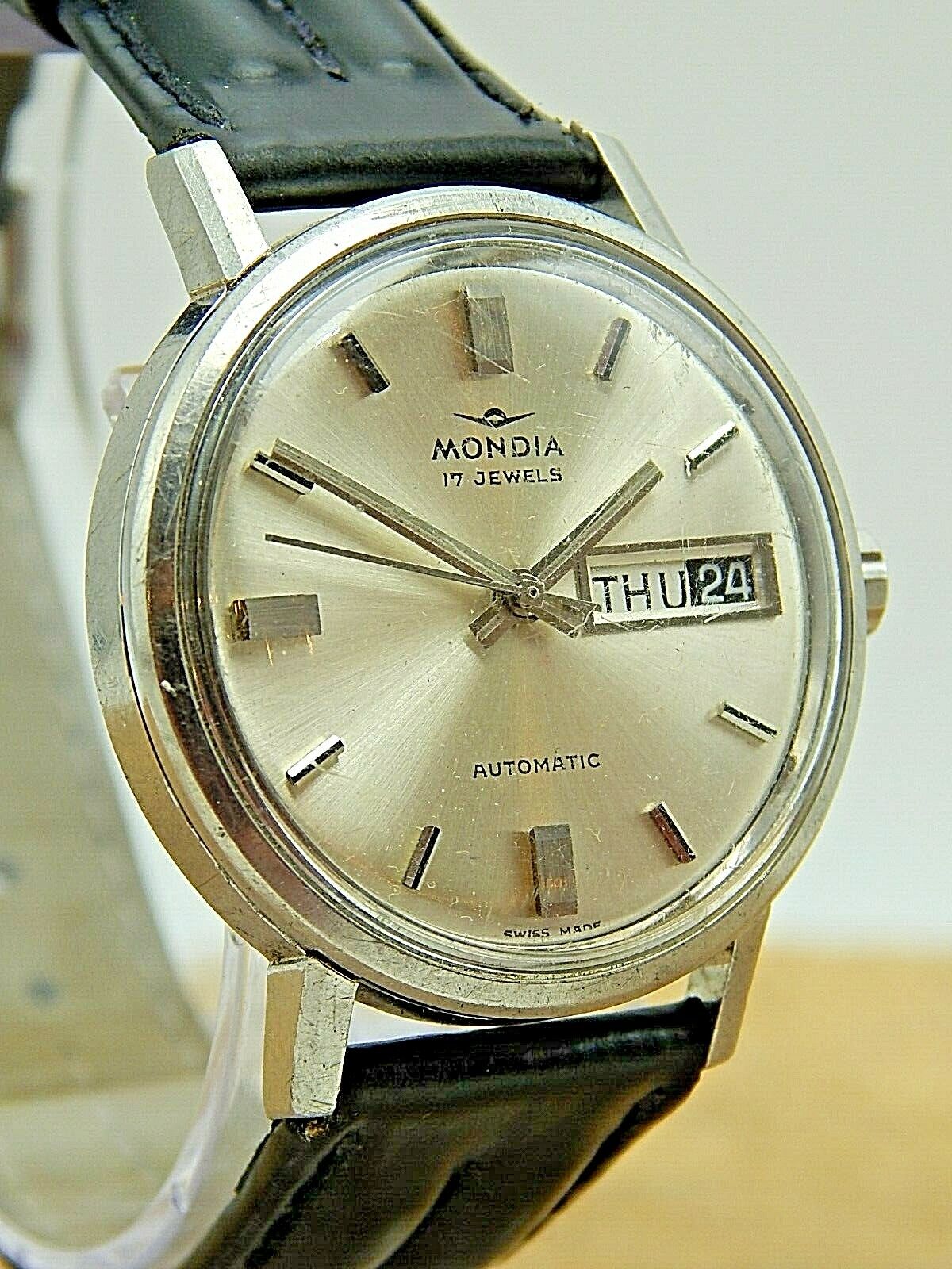 Vintage Mondia 17 Jewel automatic shock protected day/date 