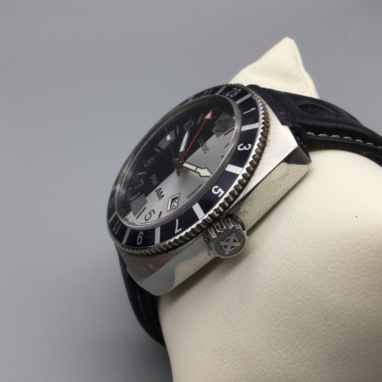 Zodiac PM AM Watch Men 44mm Swiss Made Silver Tone Black