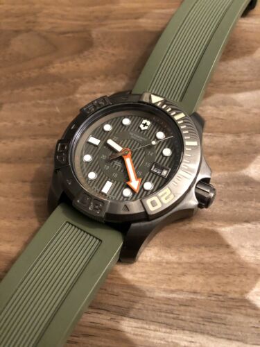 Victorinox Swiss Army Dive Master 500 Olive Green Men's Watch