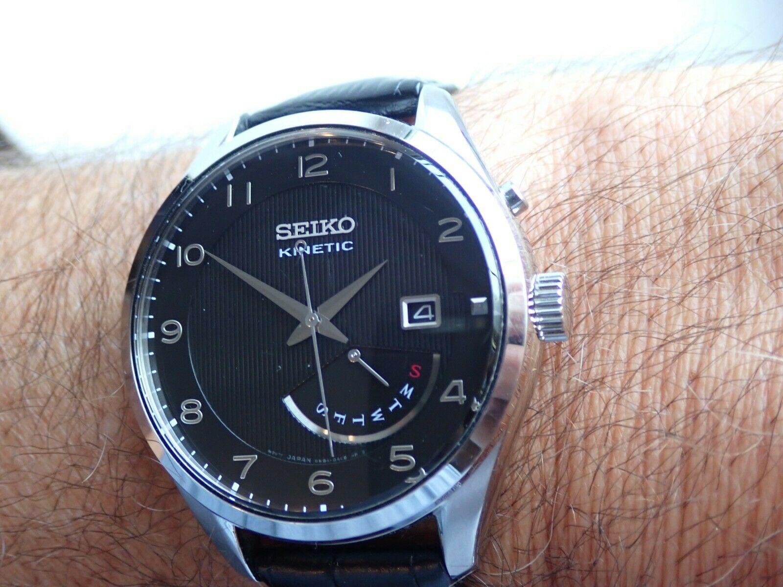 Seiko Kinetic 5M84-0AC0 Day/Date Display Back April 2014 Textured 