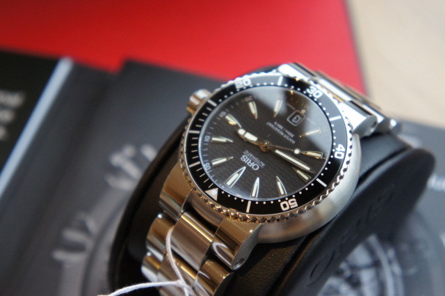 Oris TT1 diver 300m black wave dial