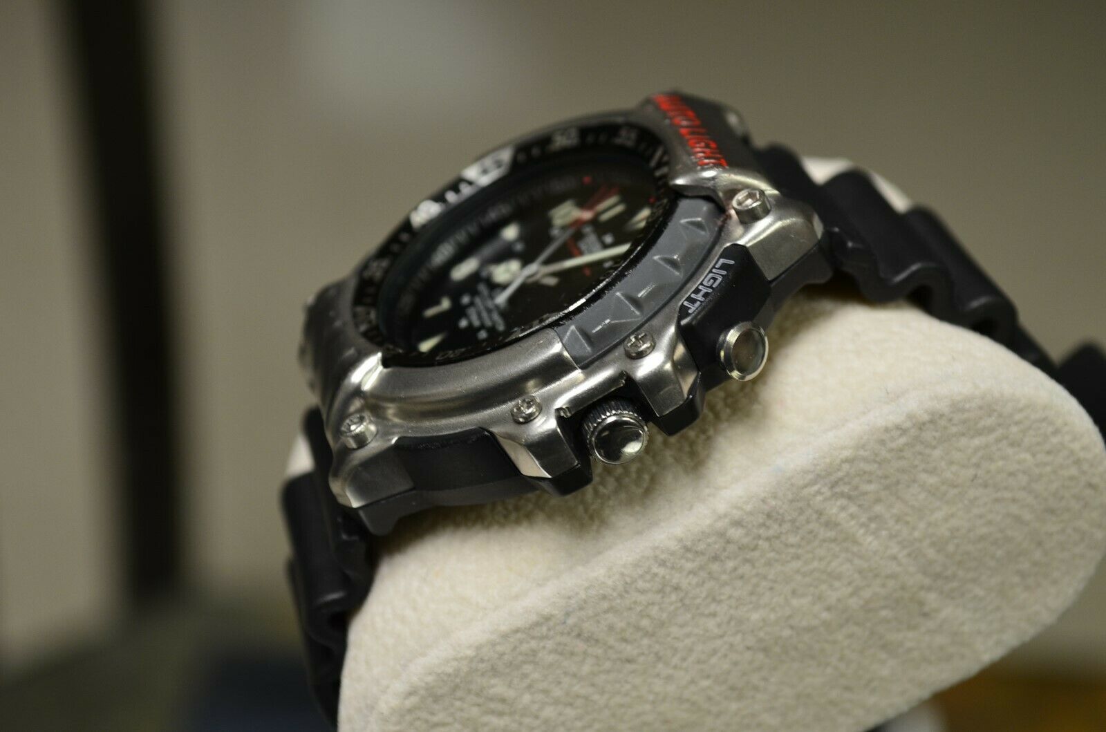 NOS CASIO DRO-210 DURO 200 SHROUDED DIVE WATCH ILLUMINATOR