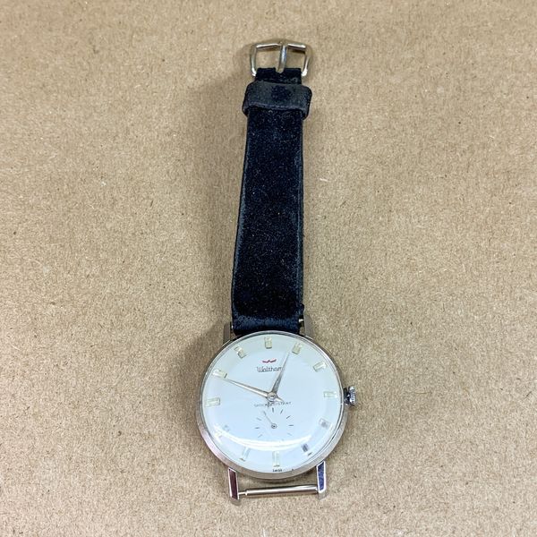 A WALTHAM SHOCK RESISTANT GENTS WRISTWATCH, THE DIAL WITH BATONS