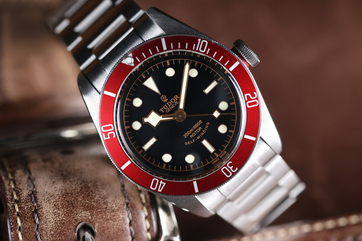 Tudor black outlet bay red 79220r