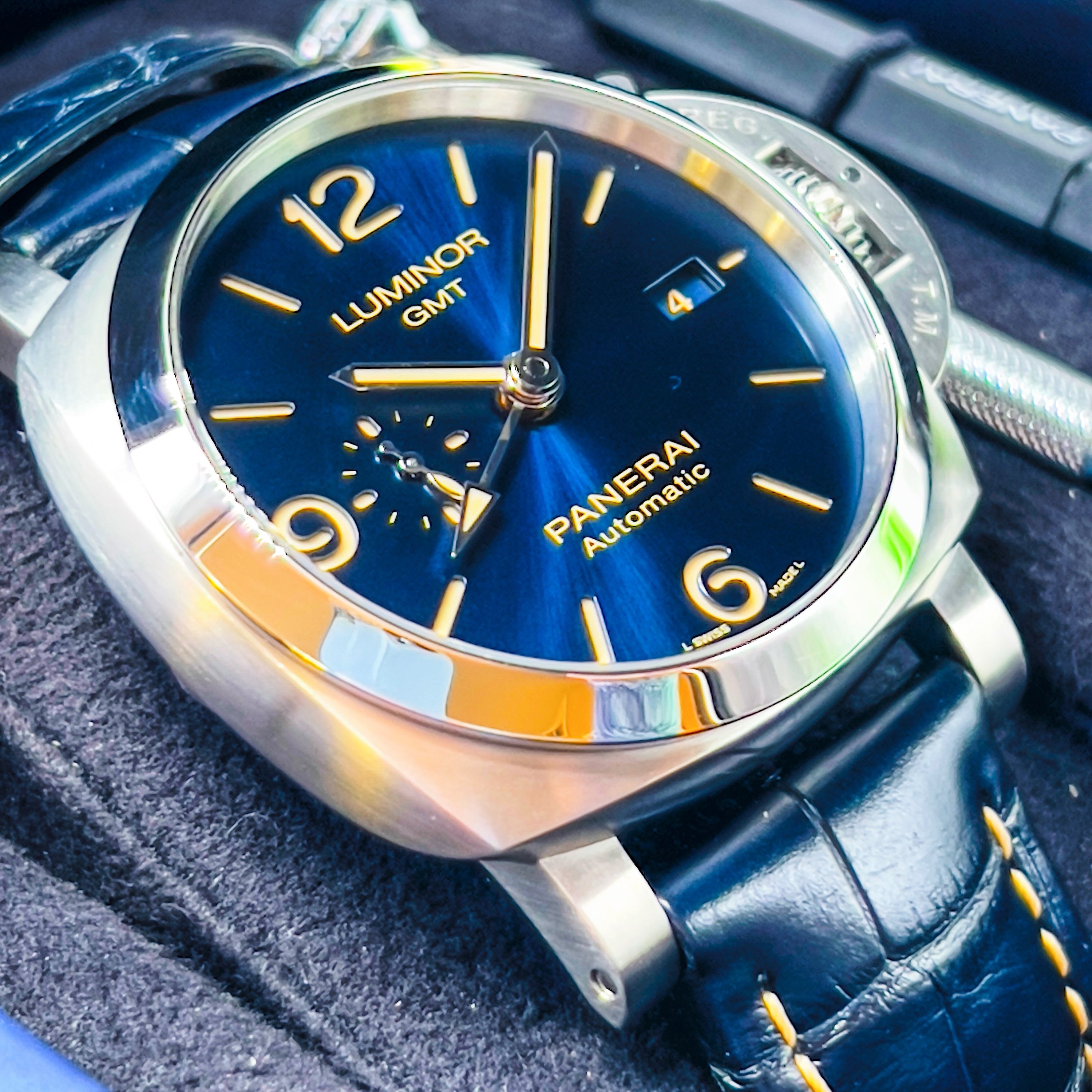 6 800 USD Panerai 1033 Luminor GMT 44mm Sunburst Blue PAM01033