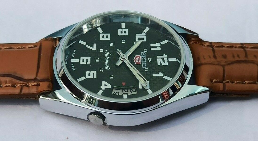 SEIKO 5 DAY DATE AUTOMATIC GREEN COLOR DIAL NUMERIC FIGURE JAPAN