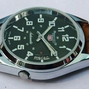 SEIKO 5 DAY DATE AUTOMATIC GREEN COLOR DIAL NUMERIC FIGURE JAPAN MADE 17  JEWEL | WatchCharts