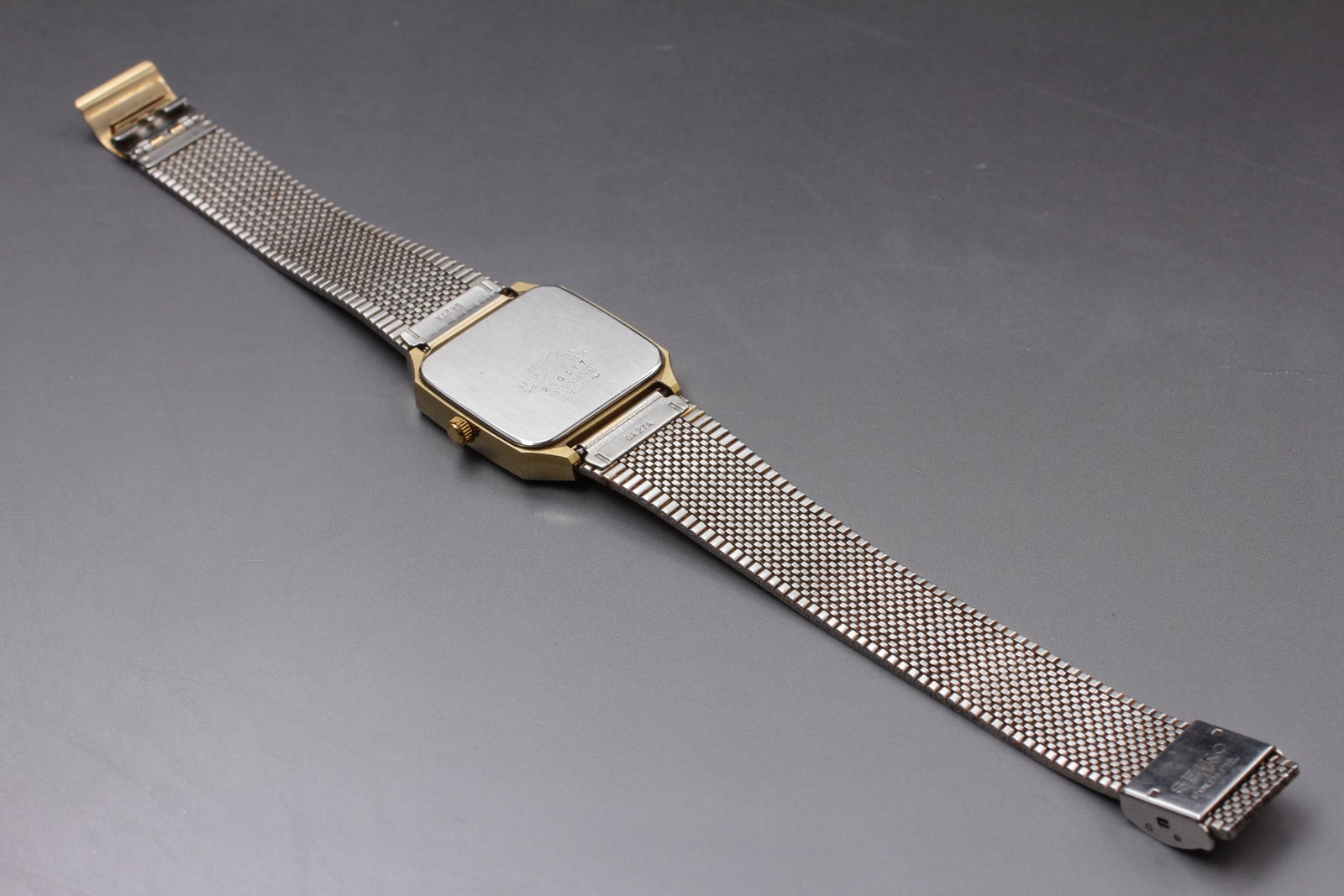 旧ソ連　FED製  角型フード　　　超レア、純正品！重宝しますよ！　Ｂ Near MINT] 1982 Vintage Seiko SEAGULL 5933-5080 Gold Quartz Mens
