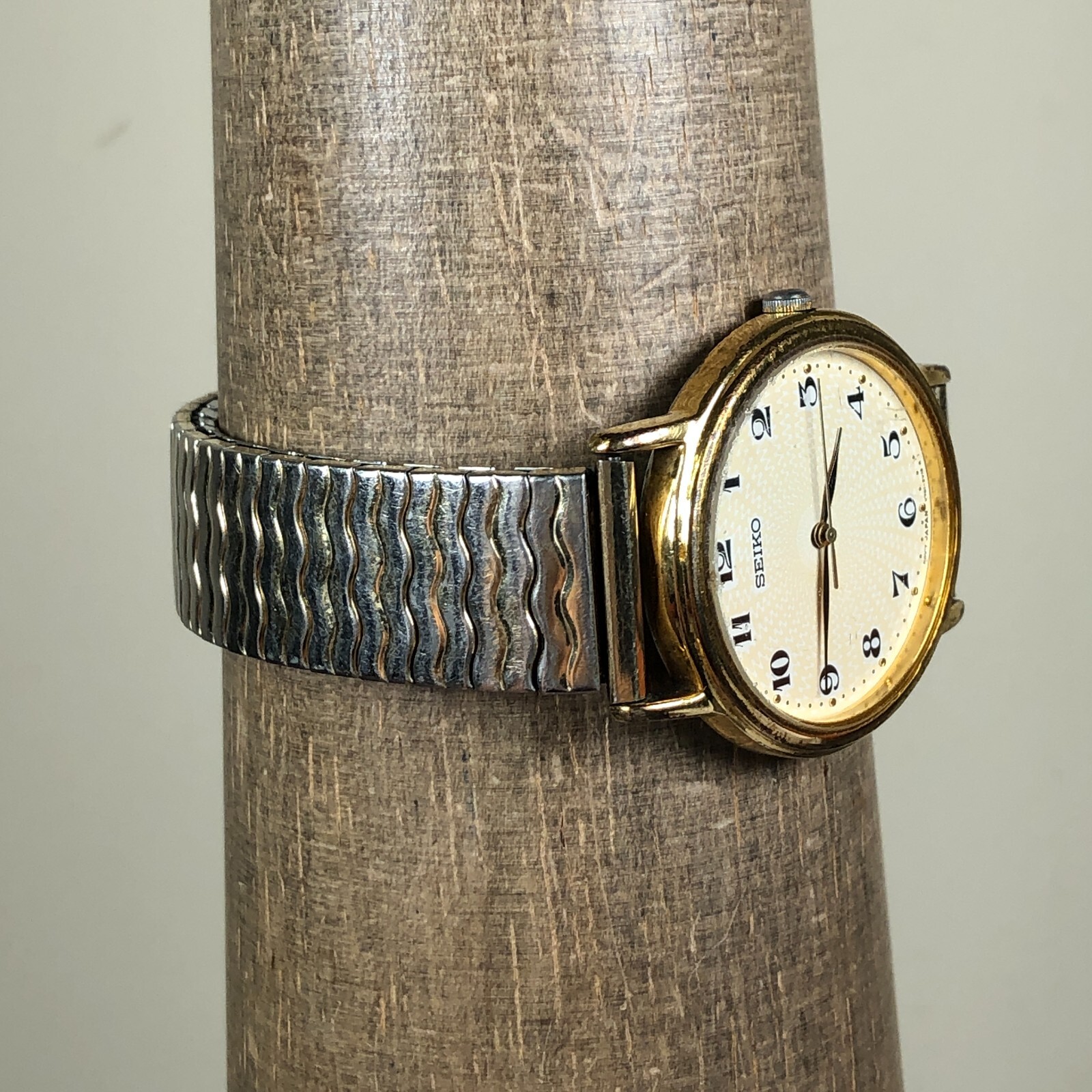 Vintage Seiko Mens V701-2A49 Gold Tone Dial Expansion 32mm  display picture 2