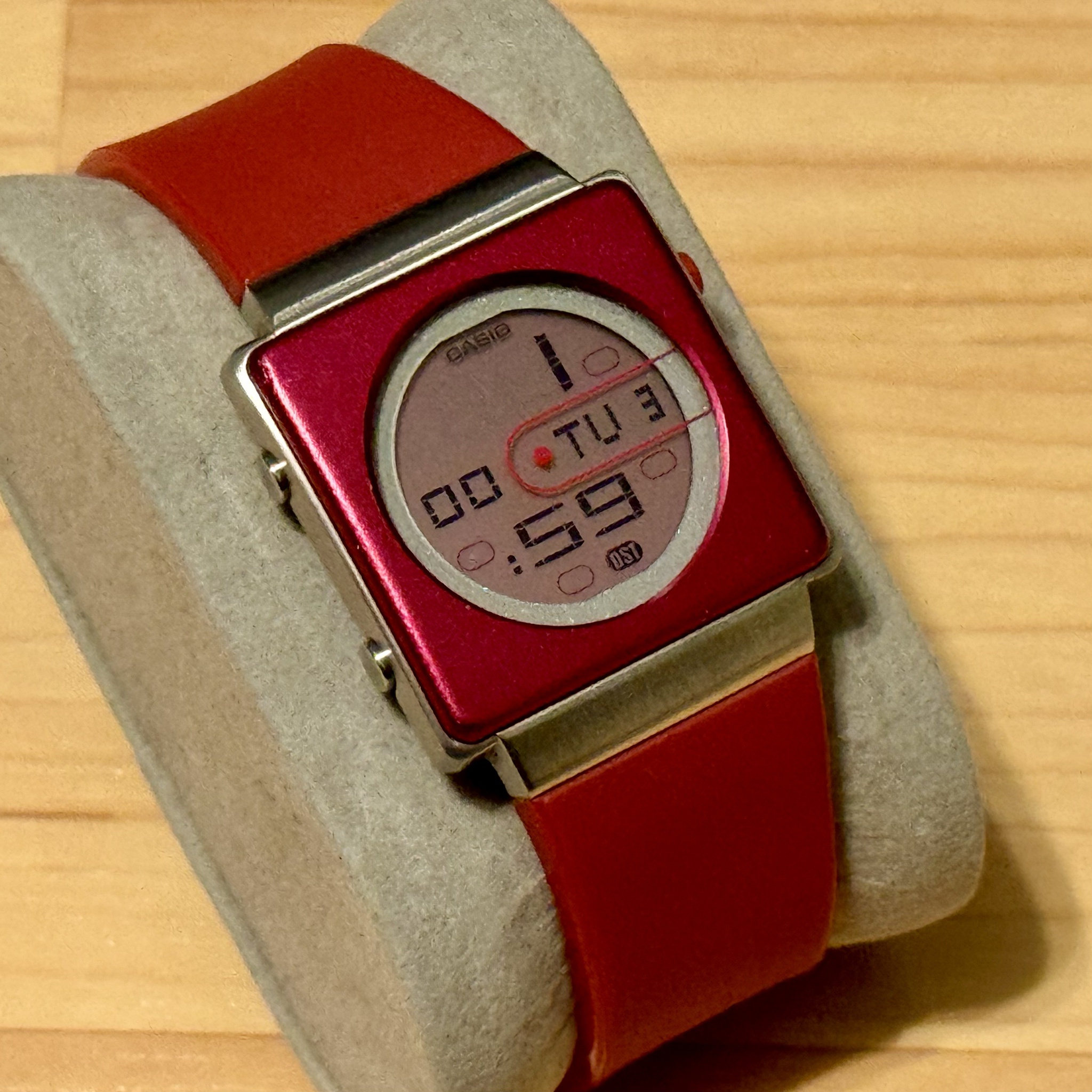 WTS] Casio Futurist LA-2001-4A Digital Watch 2999 Module Pink LCD
