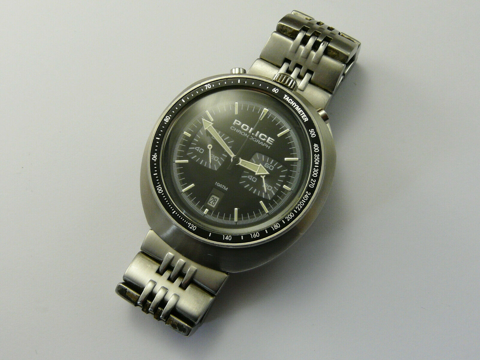 Police bullhead watch new arrivals