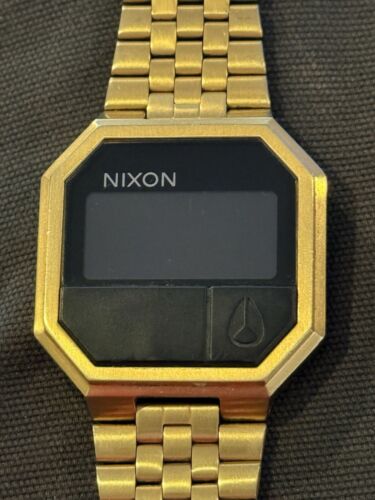 Nixon Orologio Uomo Re-Run – All Gold – Cassa Acciaio 43 Mm – Display Digitale Retro