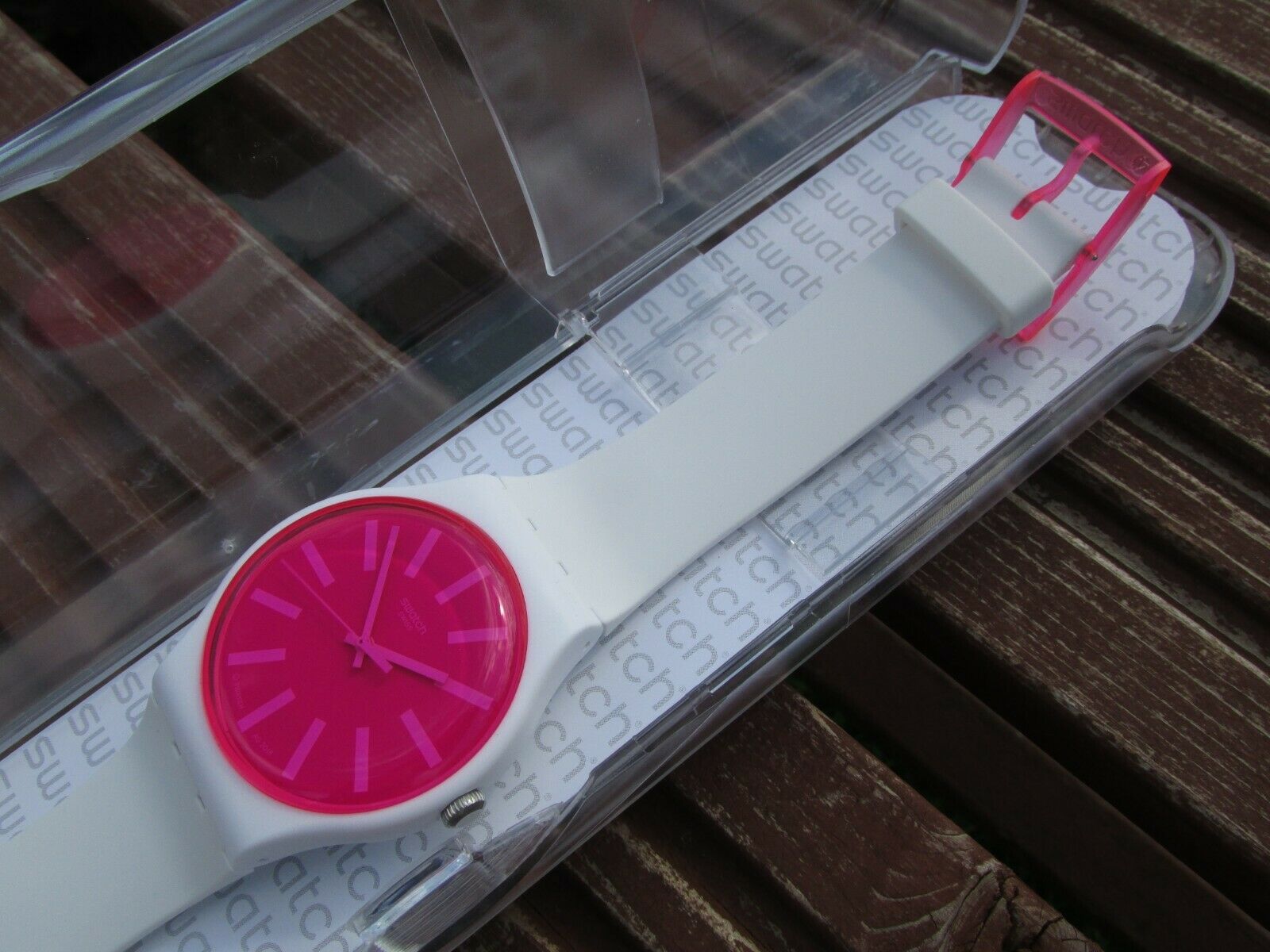 Swatch Strawbeon SUOW162 Quartz Watch. SWATCH Watch SUOW162 STRAWBEON Brand New boxed Large 41mm  main image 3