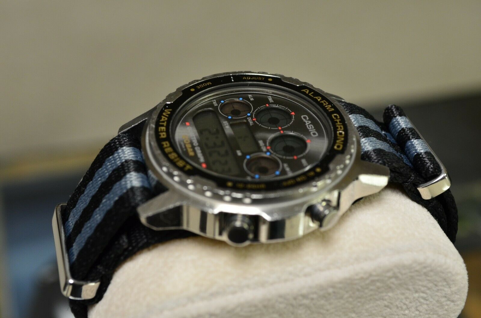 CASIO DW-7300 QUATTRO GRAPH SILVER DIAL DIGITAL WATCH