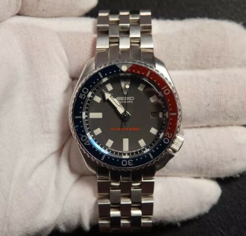 Historical SEIKO 7002-7039 Transitional 200m Diver Pepsi Bezel Sapphire  Crystal | WatchCharts