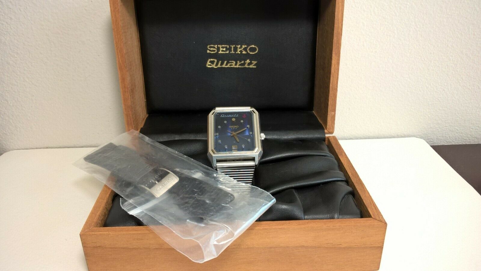 Seiko QML021 3922-504A V.F.A.Quartz (70's i-Watch); Box, Buckle