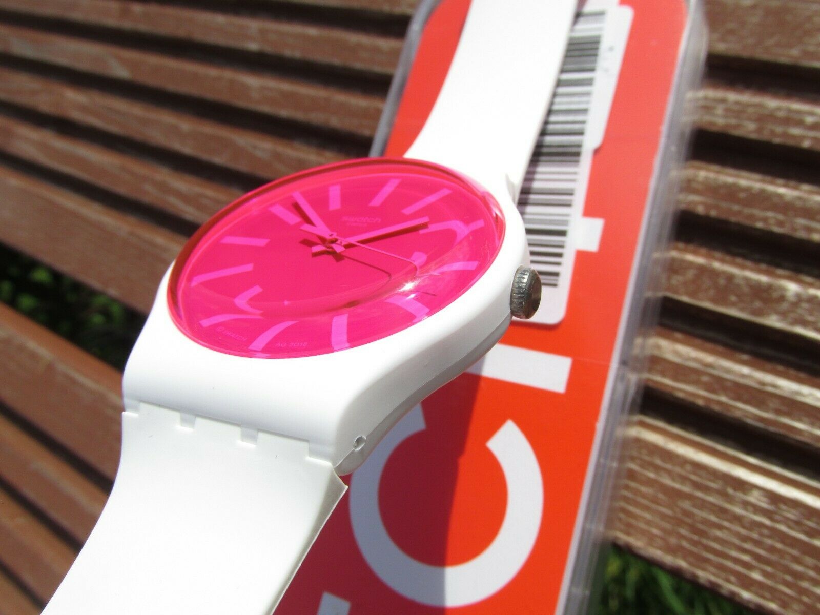Swatch Strawbeon SUOW162 Quartz Watch. SWATCH Watch SUOW162 STRAWBEON Brand New boxed Large 41mm  main image 4