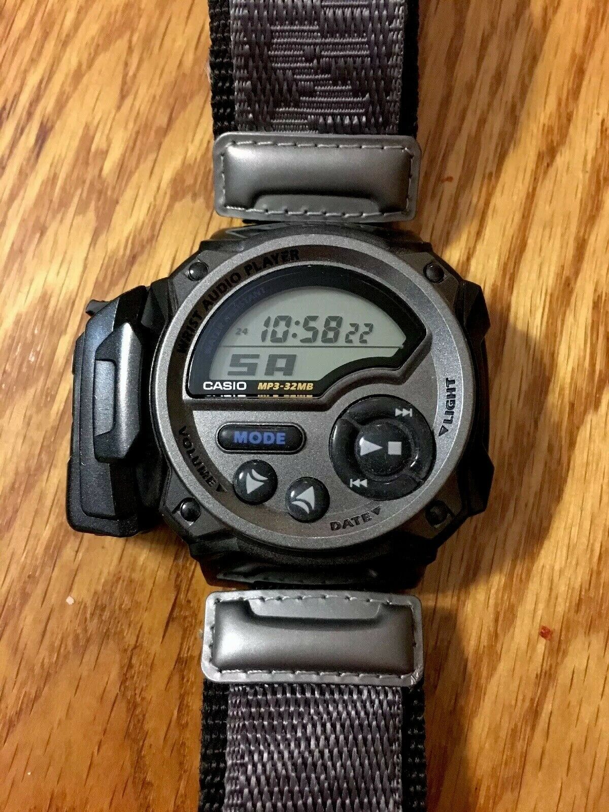 カシオ　WMP-1 携帯型音楽プレイヤー　CASIO  mp3ウォッチ WORLDS FIRST MP3 WATCH - casio watch 25 years ago - YouTube