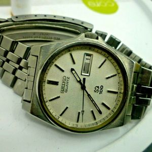 sui② Vintage Seiko SQ 6923-8080 Men's Day Date Two Tone Quartz Watch ハンガーラック