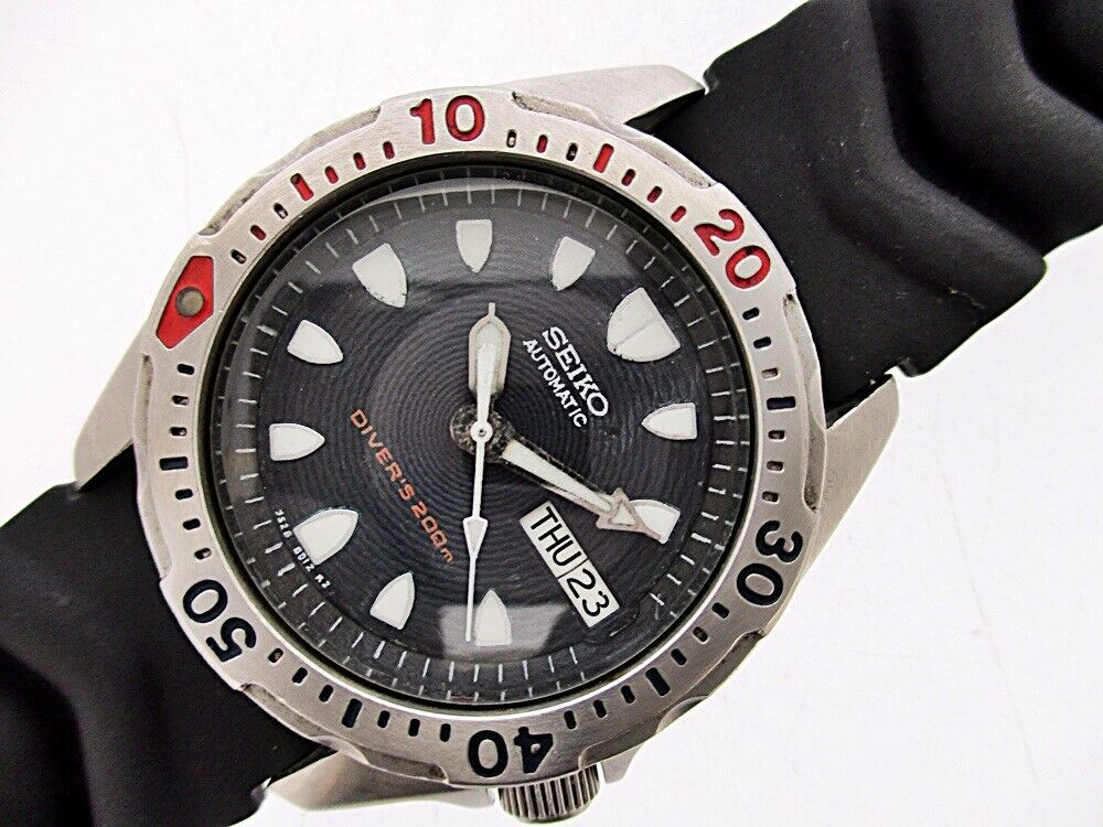 CLASSIC 97 SEIKO 7S26 0010 AUTO MIDSIZED DAY DATE DIVE SS 6N0338