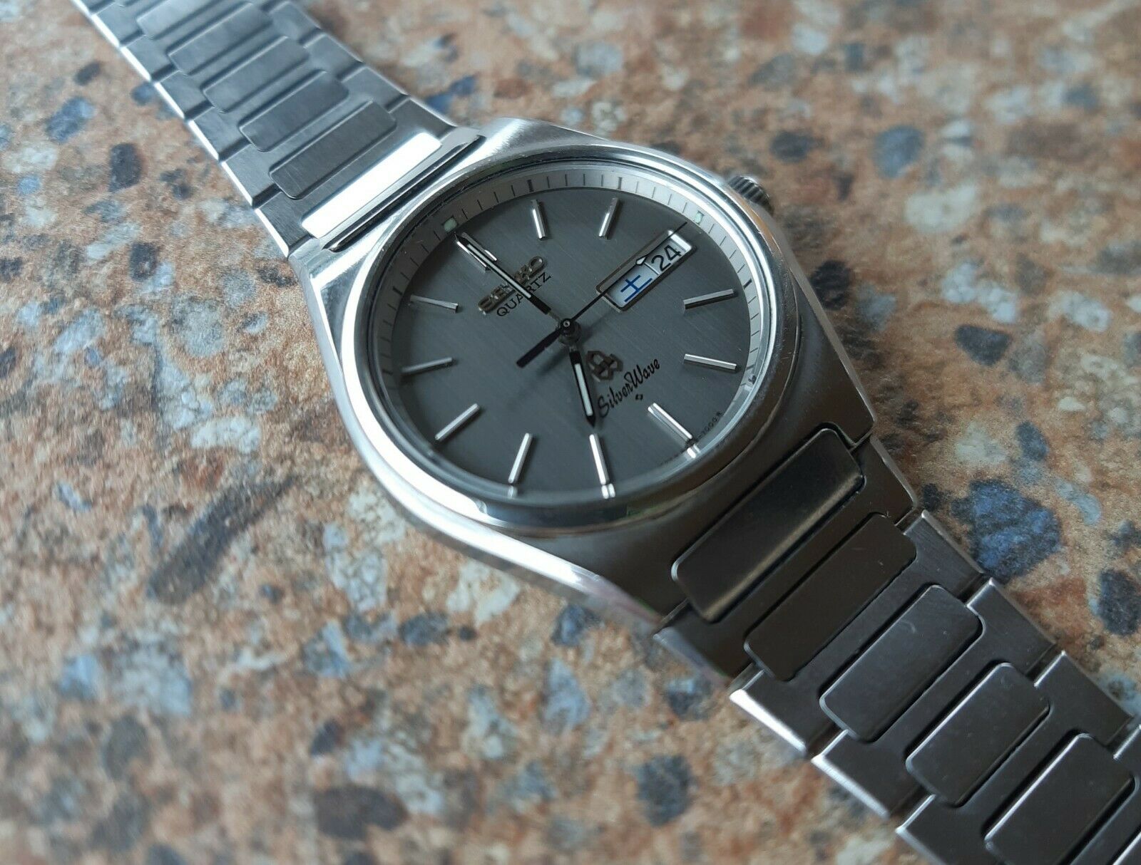 Seiko Silverwave Quartz JDM 8249 700A Kanji Day July 1979 Screw
