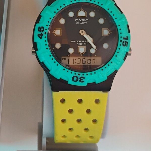 Montre Casio Vintage AW-304 (1986) - NOS (Neuve Ancien Stock) - Résine Rose