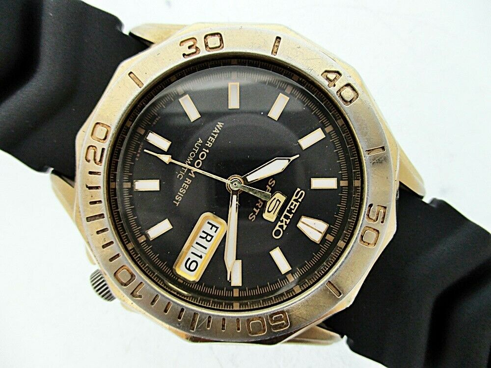 CLASSIC SEIKO 5 SPORTS 7S26 01G0 AUTO MIDSIZED DAY DATE GOLD DW824