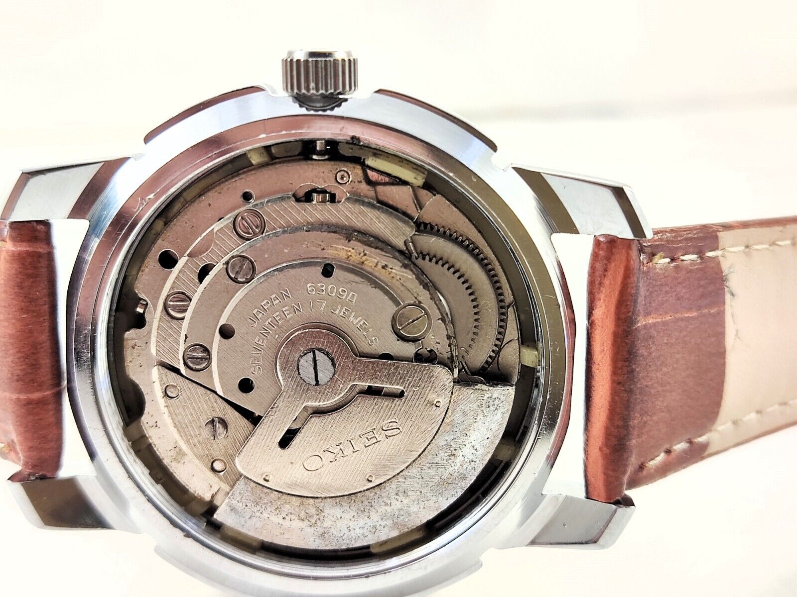 Arabic-Indices Seiko 5 Red-Dial Automatic 6309A D/D 17 Jewels
