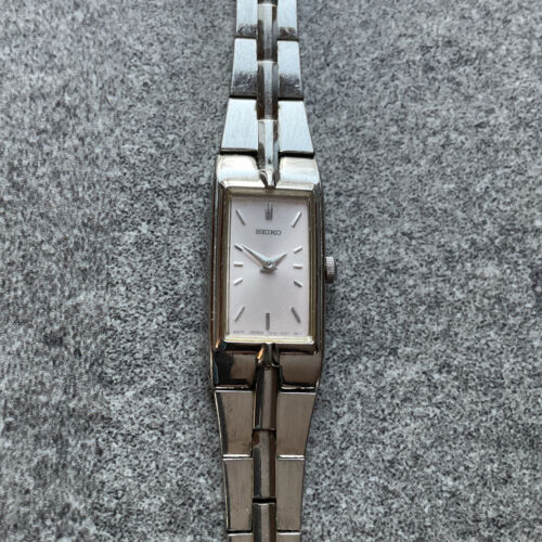 Beautiful Seiko Women s Watch 2E20 0AY0 Silver Tone Case Band