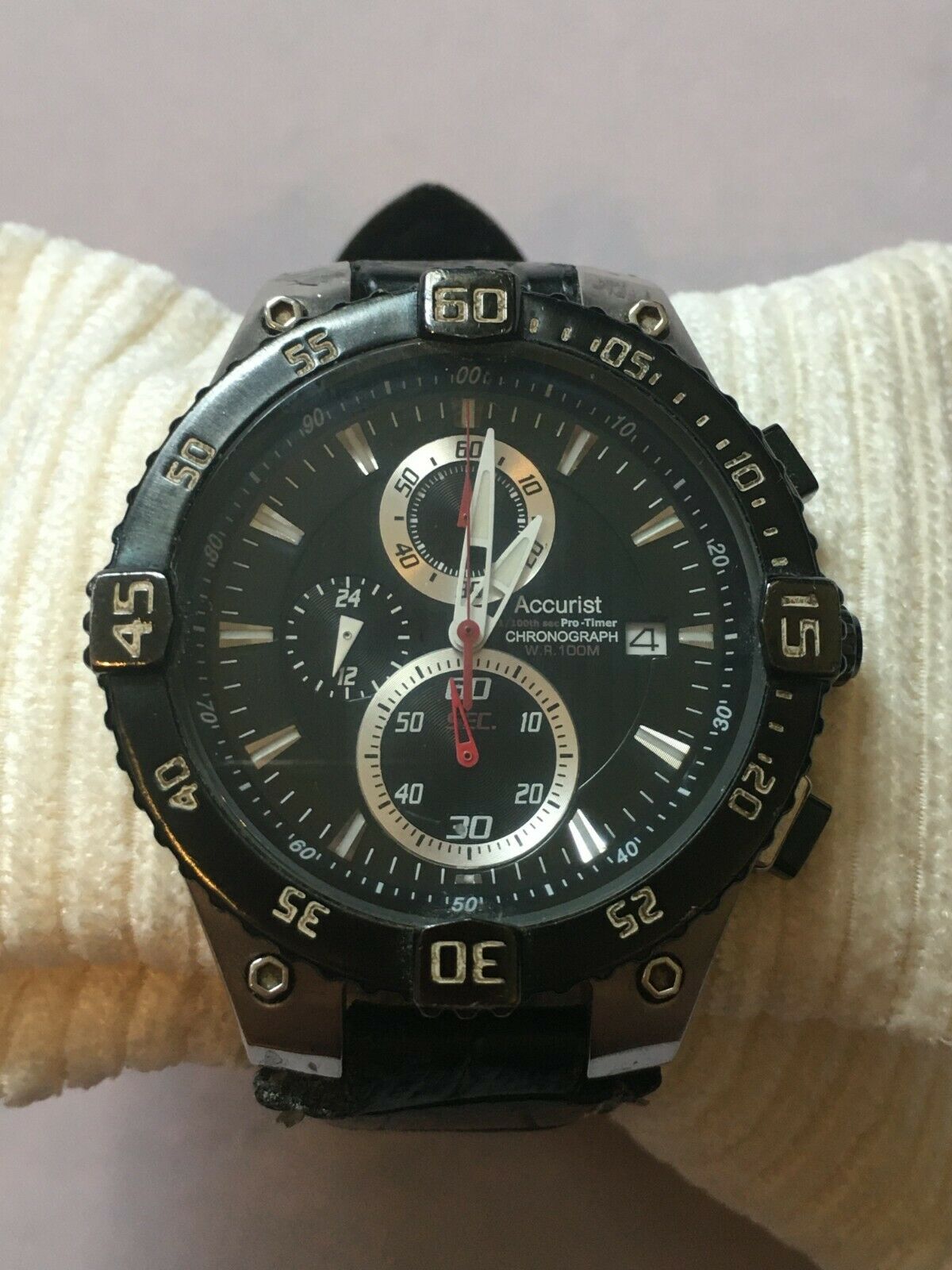 Accurist hotsell chronograph wr100m