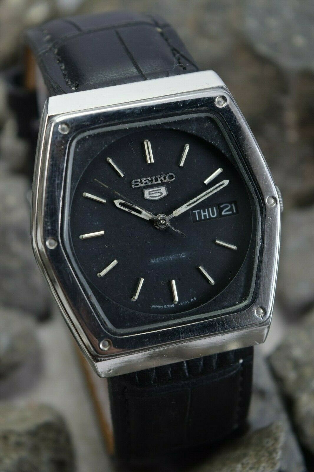 VINTAGE SEIKO 6309 AUTOMATIC WRIST WATCH. BEAUTIFUL BLACK DIAL. S