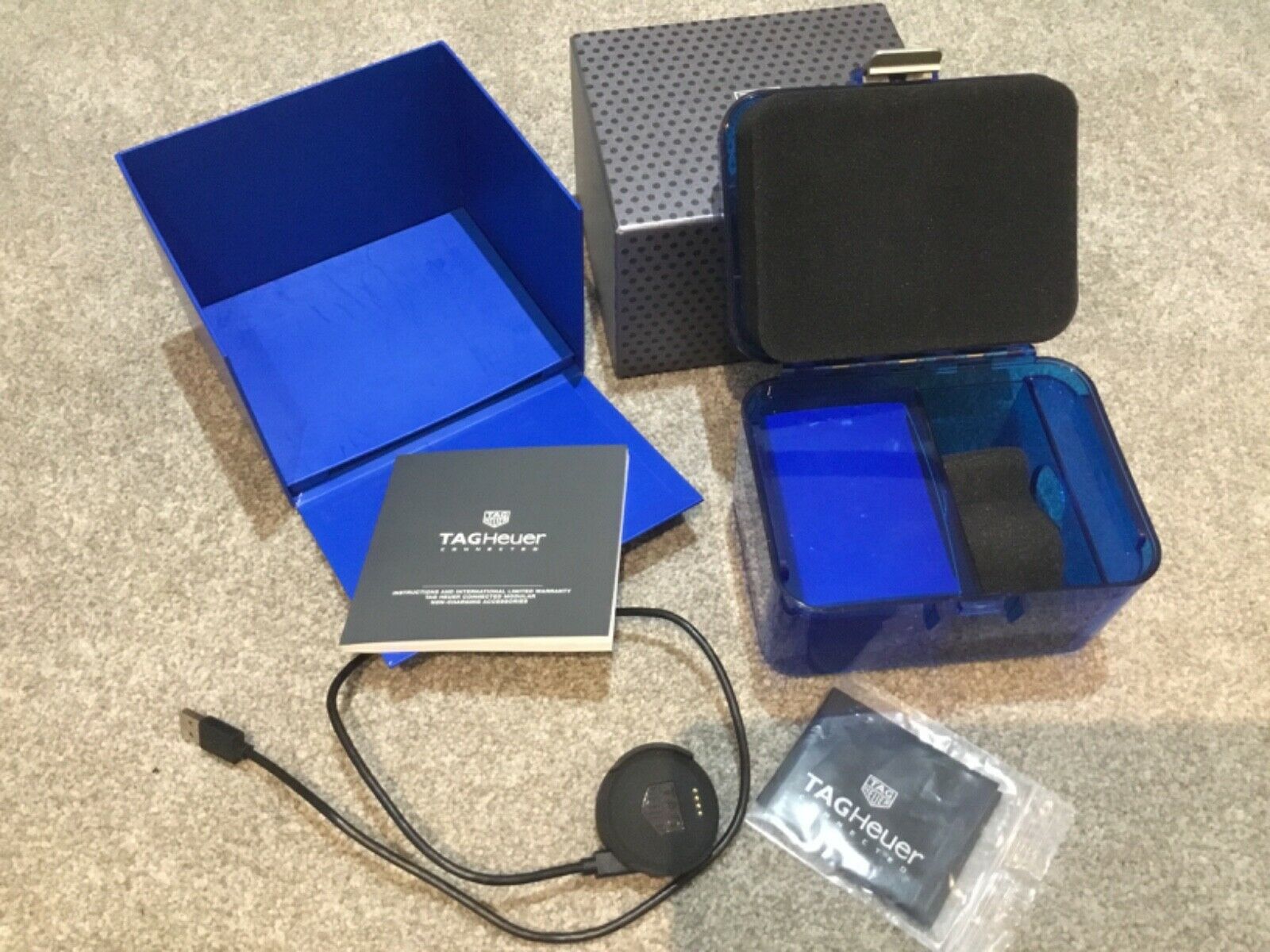 Box Tag Heuer Connected 46 Smartwatch SAR8A80 With Charger